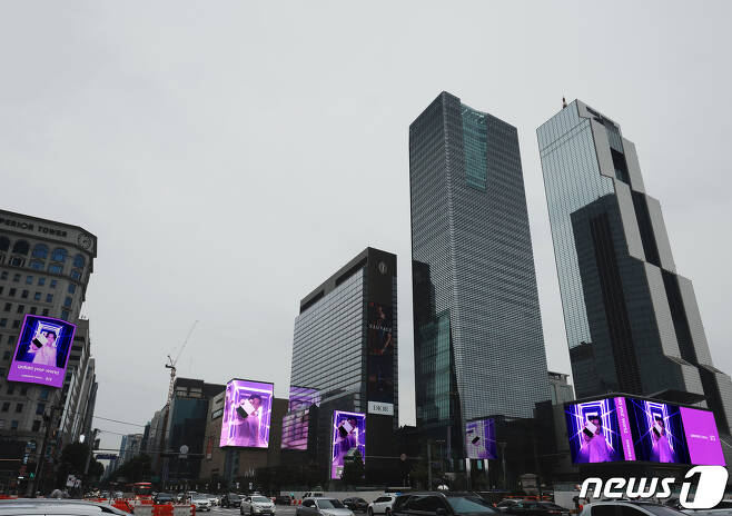 지난 13일 서울 코엑스 일대에서 상영된 '갤럭시Z플립4×BTS' 영상(삼성전자 제공)