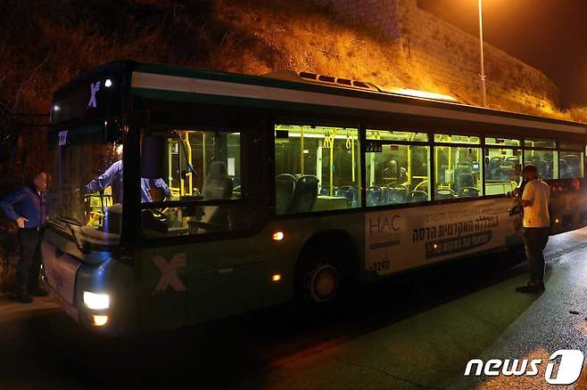 (서울=뉴스1) 정윤영 기자 = 동예루살렘 올드시티에서 14일 유대교 순례자들을 태운 버스가 괴한의 총격을 받아 7명이 부상했다. ⓒ AFP=뉴스1