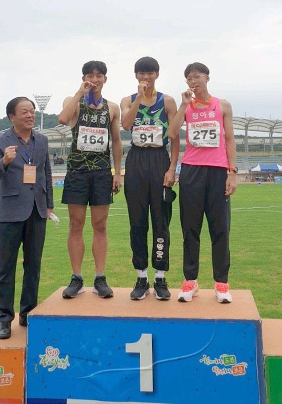 추계 전국중·고육상 남중부 100m 허들에서 우승한 서한이 기념촬영을 하고 있다.사진|인첸체고 손의택 감독 제공
