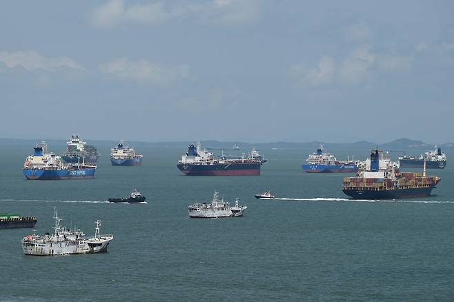 싱가포르 해상에서 선박들이 대기하고 있다. /연합뉴스
