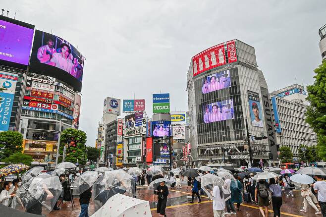 일본 도쿄의 시부야에서 '갤럭시 Z 플립4 X BTS' 디지털 영상이 상영되고 있다. /삼성전자