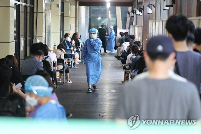 지난 12일 서울 송파구보건소 선별진료소에서 시민들이 검사 순서를 기다리고 있다. /연합뉴스
