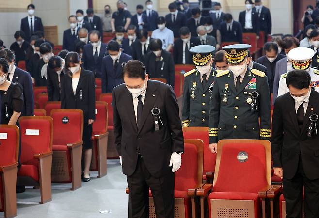 윤석열 대통령이 14일 서울 동작구 국립서울현충원에서 열린 한국광복군 선열 합동봉송식에서 영현에 대한 묵념을 하고 있다. /연합뉴스