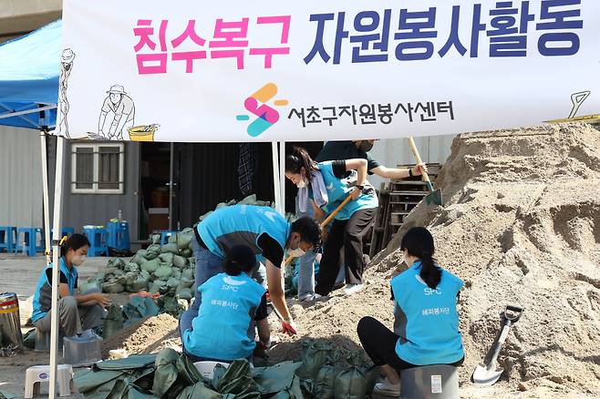 SPC그룹이 서울 서초구에서 모래주머니를 만드는 봉사활동을 했다고 밝혔다. / SPC그룹 제공