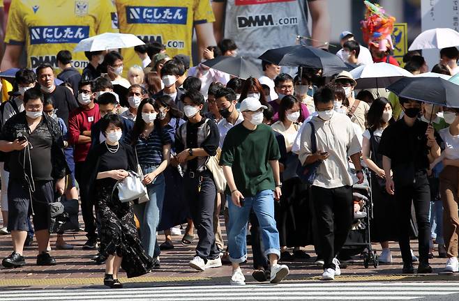 일본 도쿄 시부야역 앞 교차로에서 사람들이 길을 건너고 있다. / 연합뉴스