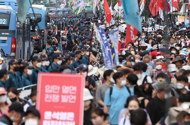 13일 오후 서울 용산 삼각지역 일대에서 8·15 전국노동자대회 및 자주평화통일대회가 진행되고 있다. 왼쪽에는 경찰들이 집회 관리를 위해 동원돼 있다. /뉴스1