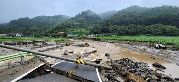 충남 청양군에 폭우가 쏟아진 14일 새벽 남양면 온직2리 도로가 심하게 파손돼 있다.[사진=연합뉴스]