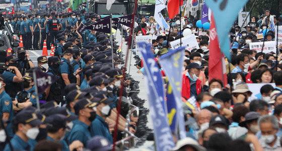 13일 오후 서울 용산 삼각지역 일대에서 8·15 전국노동자대회 및 자주평화통일대회가 진행되고 있다. 왼쪽에는 경찰들이 집회 관리를 위해 동원돼 있다. 2022.8.13뉴스1