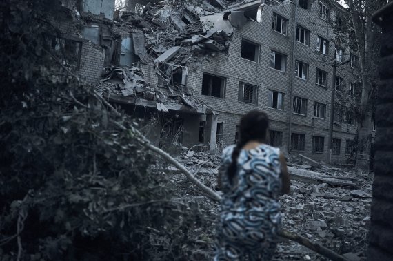 러시아 포격으로 파괴된 미콜라이우 주거지 (미콜라이우 AP=연합뉴스) 한 우크라이나 여성이 2일(현지시간) 미콜라이우에서 야간 포격을 받아 파괴된 건물 옆을 지나고 있다. 러시아는 이날 미콜라이우와 동부 하르키우 지역에 공격을 단행하겠다고 밝혔다. 2022.08.03 /사진=연합 외신번역화상