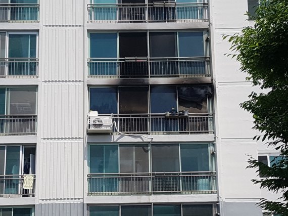 ▲14일 화재가 발생한 부산 서구 한 아파트 외벽 모습. /사진=부산소방재난본부
