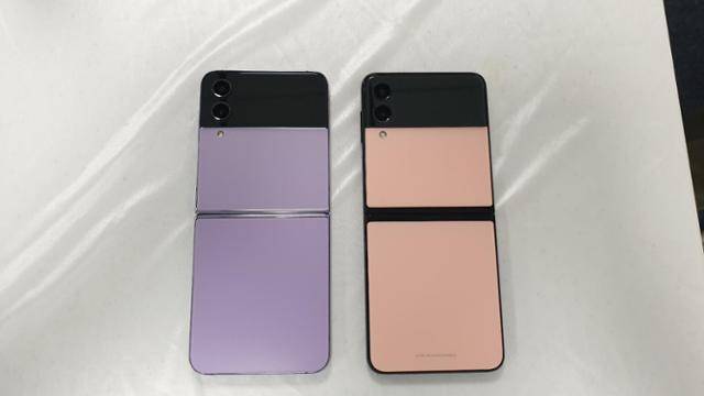 갤럭시Z4 시리즈는 전작 대비 힌지, 즉 스마트폰의 접힘 부분을 줄였다. 갤럭시Z플립4 제품(왼쪽)의 가운데 회색 힌지와 전작인 갤럭시Z플립3 제품 가운데의 검은색 힌지의 크기를 비교하면 확연이 줄어든 것을 확인할 수 있다. 송주용 기자