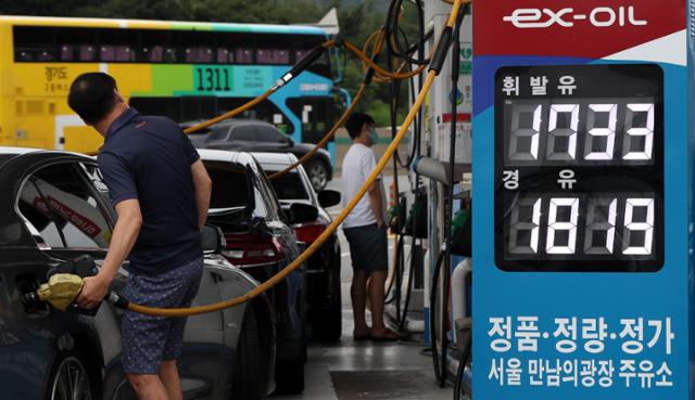 기름값이 6주째 연속 하락세를 보이고 있는 14일 오후 서울 서초구 만남의광장 주유소에서 시민들이 주유를 하고 있다. 뉴시스