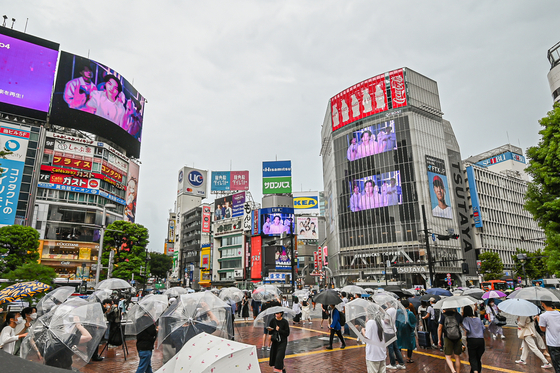 일본 도쿄 시부야에서 '갤럭시Z 플립4xBTS' 디지털 영상이 상영되는 모습. 삼성전자 제공