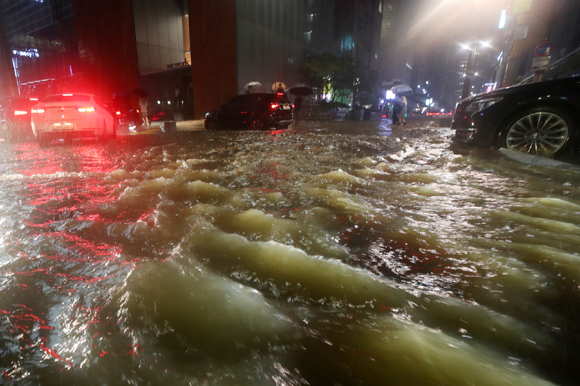 서울과 경기북부 등 수도권에 폭우가 내린 지난 8일 오후 서울 강남역 일대 도로가 침수돼 있다. [사진=뉴시스]