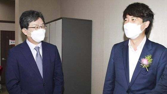 이준석 국민의힘 대표(오른쪽)와 유승민 전 의원이 지난해 7월 서울 양천구 kt체임버홀에서 열린 ‘CBS 제30·31대 재단이사장 이·취임 감사 예식’에 참석하고 있다. 국회사진기자단