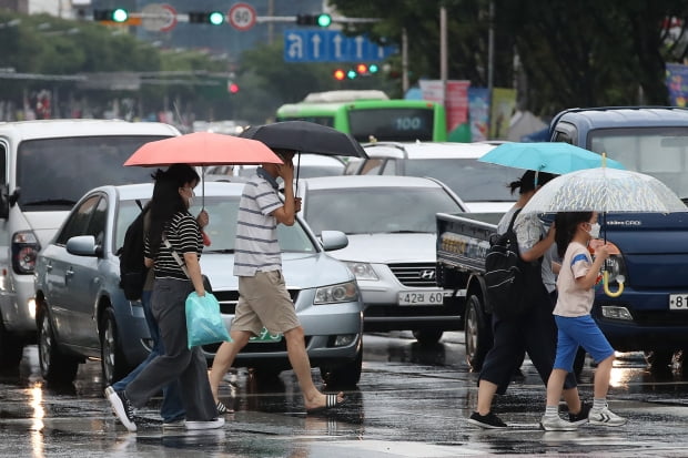 우산을 쓴 시민들이 발걸음을 재촉하고 있다. 사진=뉴스1