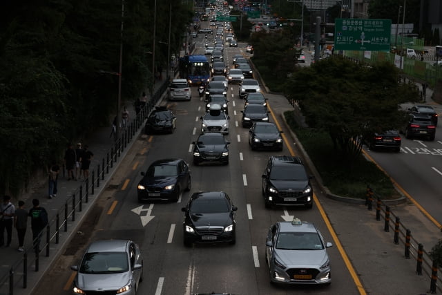 10일 오후 서울 서초구 서초대로에서 퇴근길 차량들이 방치된 침수차들을 피해 가면서 정체가 빚어지고 있는 모습. / 사진=연합뉴스