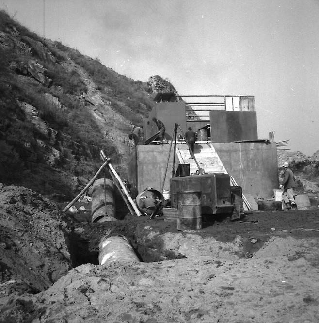 1969년 1월 공사 중인 서울 영등포구 공업용수도시설 모습. 서울기록원 제공