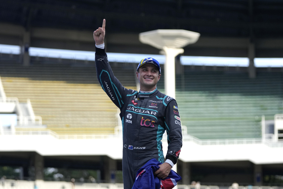 Jaguar TCS Racing's driver Mitch Evans of New Zealand celebrates after winning the 2022 Hana Bank Seoul E-Prix in Jamsil, southern Seoul on Saturday. [AP/YONHAP]