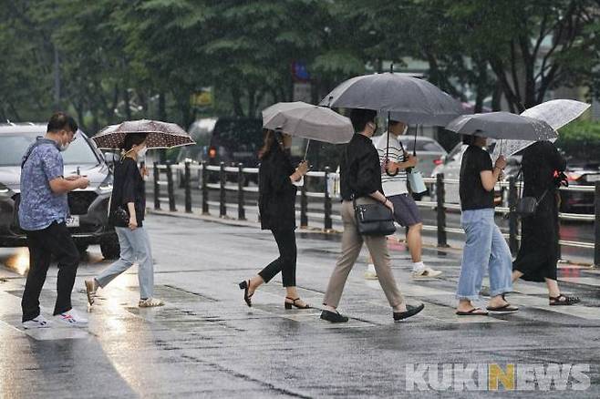 우산을 쓴 시민들이 발걸음을 재촉하고 있다.   사진=임형택 기자