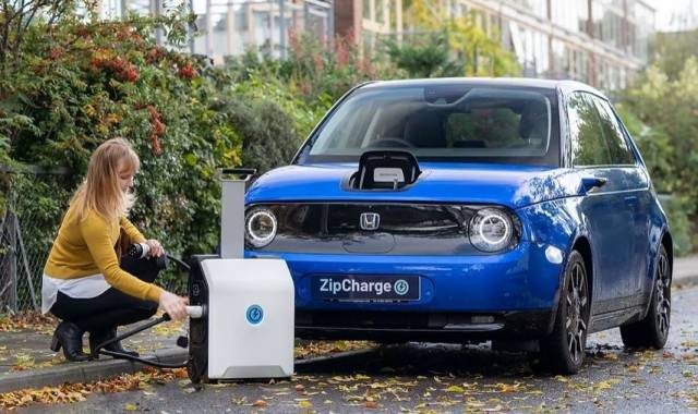 모델이 휴대용 전기차 배터리 ‘집차지 고’로 전기차를 충전하는 모습. 집차지 홈페이지