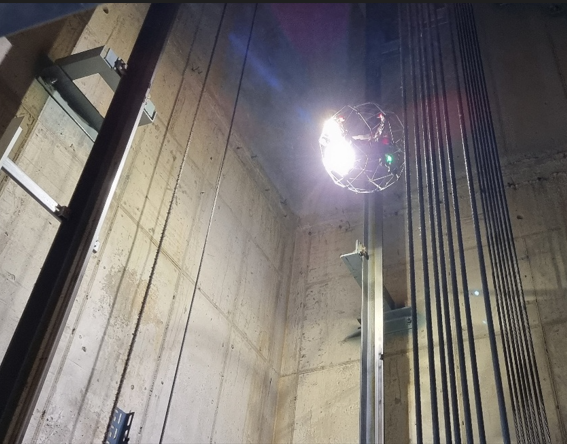 드론을 활용한 엘리베이터 실내점검. 고양시 제공