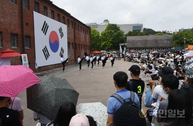 광복절을 하루 앞둔 14일 서울 서대문형무소역사관에서 미르메태권도시범단들이 화려한 공연을 펼치고 있다.