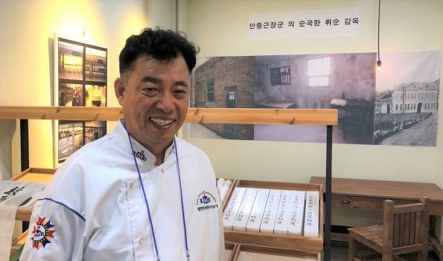 안중근 장군 기념관 설립자인 강동오 대표가 기념관 개관에 대해 설명하고 있다. 뒷편에 안중근 장군이 수감돼 있던 여순감옥이 재현돼 있다.