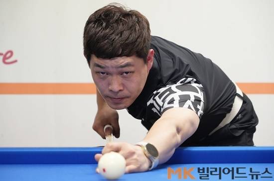 프로당구 출범 전 그는 생계를 위해 당구선수 활동을 접고 울산 조선소에서 근무하기도 했다.