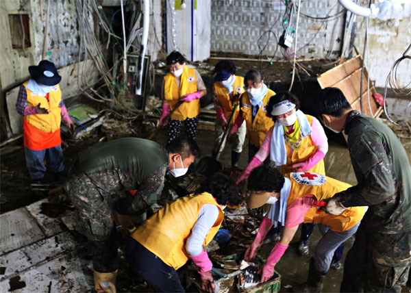 지난 13일 서울 동작구 남성사계시장에서 대한적십자사 자원봉사자들이 수해 복구 작업을 벌이고 있다. [사진 제공 = 대한적십자사]
