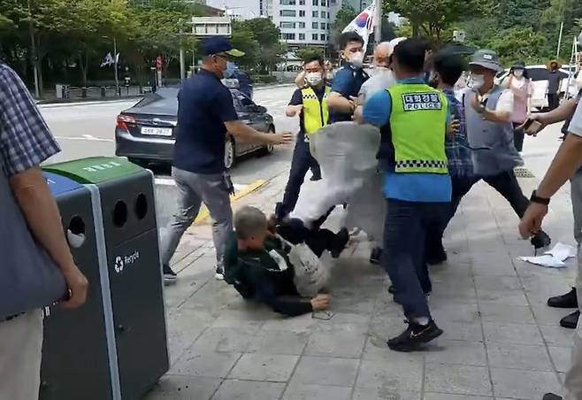 14일 서울 강남구 봉은사 앞에서 자승 전 총무원장 측의 조계종 총무원장 선거 개입 등을 비판하는 1인 시위를 준비하던 조계종 노조원이 스님들로부터 폭행을 당하는 일이 벌어졌다. /사진=조계종 노조 제공 영상 캡처