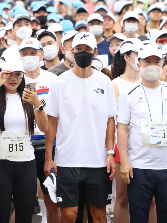 ‘기부천사’ 가수 션(가운데)이 흰 모자를 쓰고 달리기 행사에 참석했다. 연합뉴스