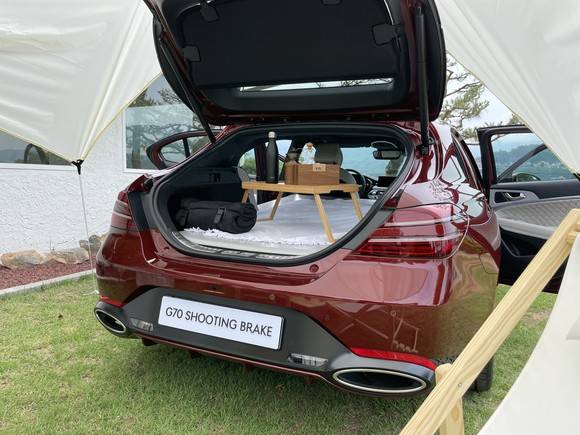 2열을 접고 에어매트를 깐 뒤 좌식 테이블을 올린 G70 슈팅브레이크의 모습. 차량 실내 높이가 SUV에 비해 낮아 살짝 답답한 느낌이다. 해당 사진은 제네시스 제공