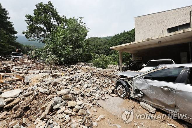 계속되는 수해 복구작업 (여주=연합뉴스) 홍기원 기자 = 지난 집중호우 때 산사태가 발생했던 경기도 여주시 산북면 명품리 마을에서 14일 오후 중장비를 이용한 복구작업이 진행되고 있다. 2022.8.14 xanadu@yna.co.kr