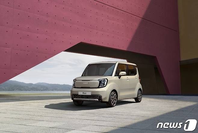 기아가 다음달 초 출시를 앞둔 더 뉴 레이의 상품성 개선 모델 ‘더 뉴 기아 레이(The new Kia Ray)’의 디자인을 10일 공개했다. (기아 제공) 2022.8.10/뉴스1