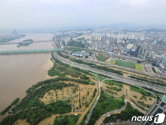 지난 10일 서울 한강이 전날 내린 폭우로 인해 흙탕물로 변해 있다. 2022.8.10/뉴스1 ⓒ News1 이성철 기자