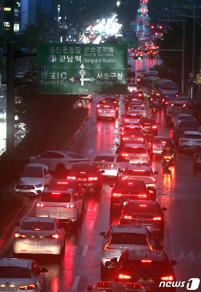 서울 등 수도권을 중심으로 기록적인 폭우가 이어진 9일 오후 서울 서초구 서초대로가 지난 밤 침수로 방치된 차량과 퇴근길을 나선 차량들로 엉키고 있다. 2022.8.9/뉴스1 ⓒ News1 장수영 기자
