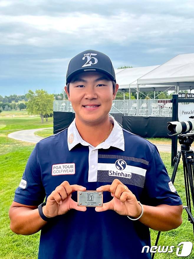 김성현(24·신한금융그룹)이 PGA투어 출전카드를 들고 활짝 웃고 있다. (올댓스포츠 제공) ⓒ News1