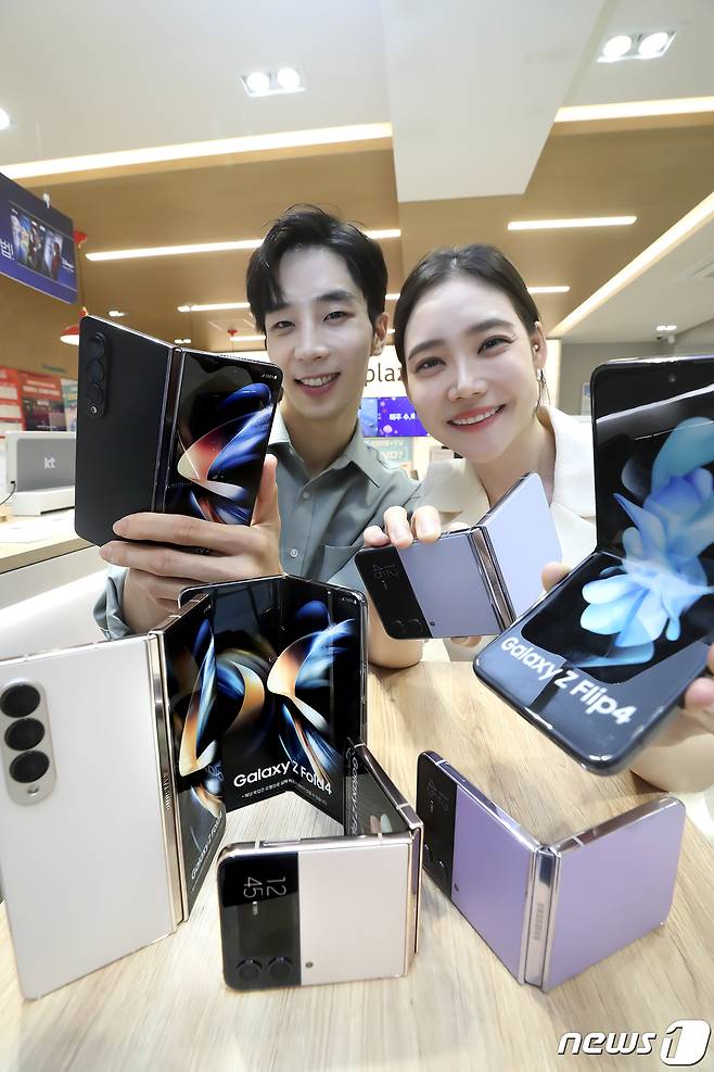 KT가 16일부터 22일까지 7일간 전국 KT 매장 및 공식 온라인몰 KT Shop에서 삼성전자 ‘갤럭시 Z폴드·플립4’ 시리즈 사전예약을 진행한다고 15일 밝혔다. 사전예약 개통은 23일부터이며 공식 출시는 26일이다. 사진은 모델들이 삼성전자 폴더블폰 ‘갤럭시 Z 폴드4’와 ‘갤럭시 Z 플립4’ 사전예약을 소개하고 있는 모습. (KT 제공) 2022.8.15/뉴스1