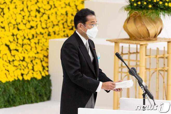 기시다 후미오 일본 총리가 일본의 패전일인 15일 '전국전몰자 추도식'에서 추도사를 하고 있다. ⓒ AFP=뉴스1 ⓒ News1 이유진 기자