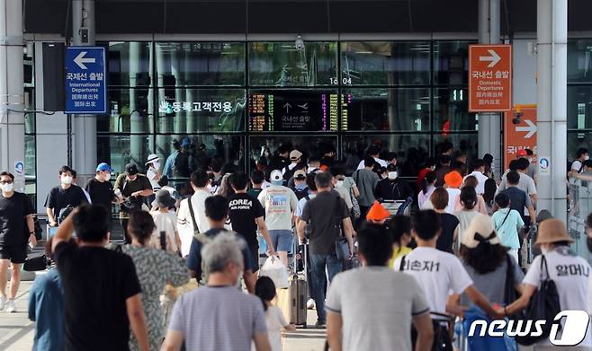 광복절 연휴 마지막날인 15일 여행을 마친 관광객들이 제주국제공항 출발장으로 향하고 있다.2022.8.15/뉴스1 ⓒ News1 고동명 기자