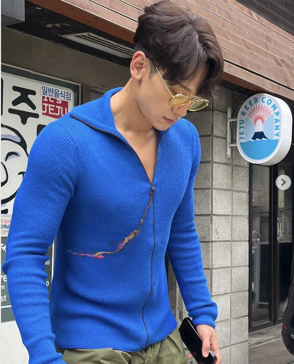 Singer Rain attracted attention with her slim figure.On the 15th, Rain posted a picture on his instagram saying, Season 3 of the season season.The photo shows Rain starting a new season for the personal YouTube channel.Rain gave his tinted sunglasses a blue knit point and showed off his line in a costume that revealed his whole body.Meanwhile, Rain married actor Kim Tae-hee in 2017 and has two daughters.