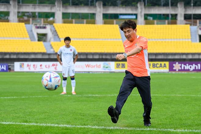 15일 강원FC의 홈경기에서 시축을 하고 있는 김진태 강원도지사. 사진제공=강원FC