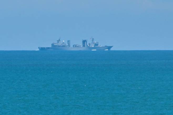 중국의 대만 포위 군사훈련 이틀째인 5일 중국 군함이 대만에 가장 가까운 푸젠성 핑탄섬 앞바다를 항해하고 있다. /AFP=연합뉴스