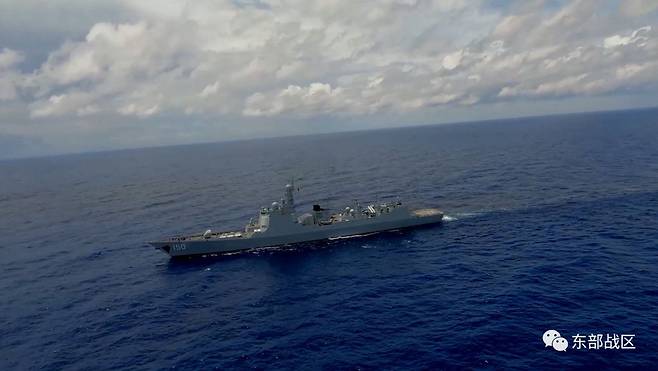 지난 8일 중국 인민해방군 동부전구 사령부 소속의 해군 구축함이 대만 주변 해역에서 군사훈련에 참가하고 있다. /중국군 동부전구 사령부 제공