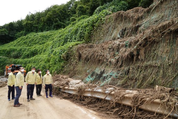 남성현 산림청장(오른쪽 첫번째)이 충청남도 관계관들과 15일 충남 청양군 남양면 집중호우 피해 지역을 찾아 피해 상황을 점검 하고 있다.