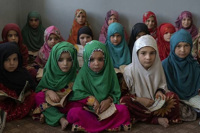 지난 3일 아프가니스탄 수도 카불 외곽에 있는 누르 모스크에서 소녀들이 쿠란을 읽고 있다. 탈레반은 중고등학교 과정 여학생 등교를 허용하지 않고 있다. AP 연합뉴스