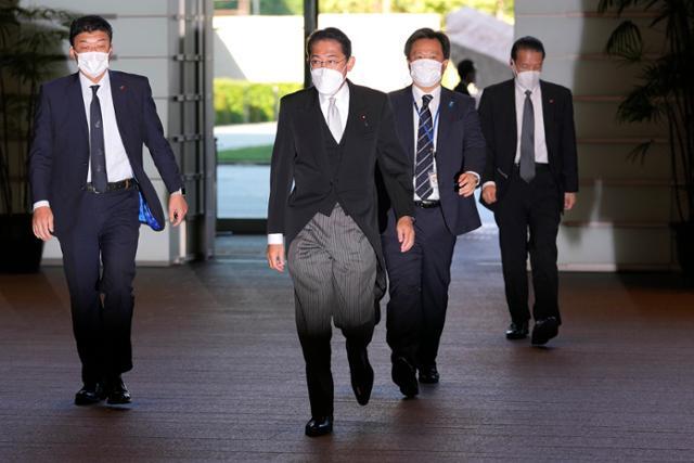 기시다 후미오 일본 총리가 10일 도쿄 황궁에서의 신임 각료진 인증식을 마치고 총리 관저에 도착하고 있다. 도쿄 AP=뉴시스