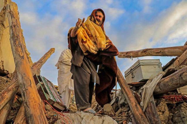 6월 23일 지진이 발생한 아프가니스탄 팍티야주 가얀 마을에서 주민들이 구호 물품을 기다리고 있다. 당시 지진으로 1,000명 이상 사망하고, 1,500명 이상 다쳤다. 가얀=EPA 연합뉴스