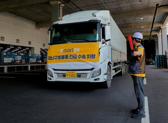 이마트24 재난구호 물품 긴급 수송 차량. 신세계그룹 제공